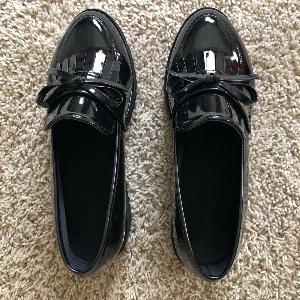 Shiny bow loafers